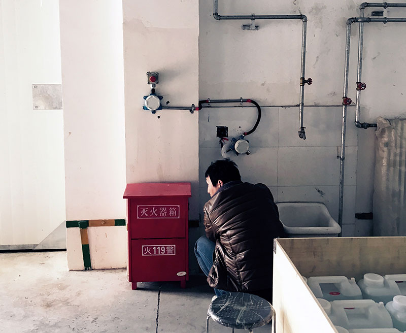 易燃易爆有毒有害气体挥发车间仓库安装气体检测仪现场.jpg